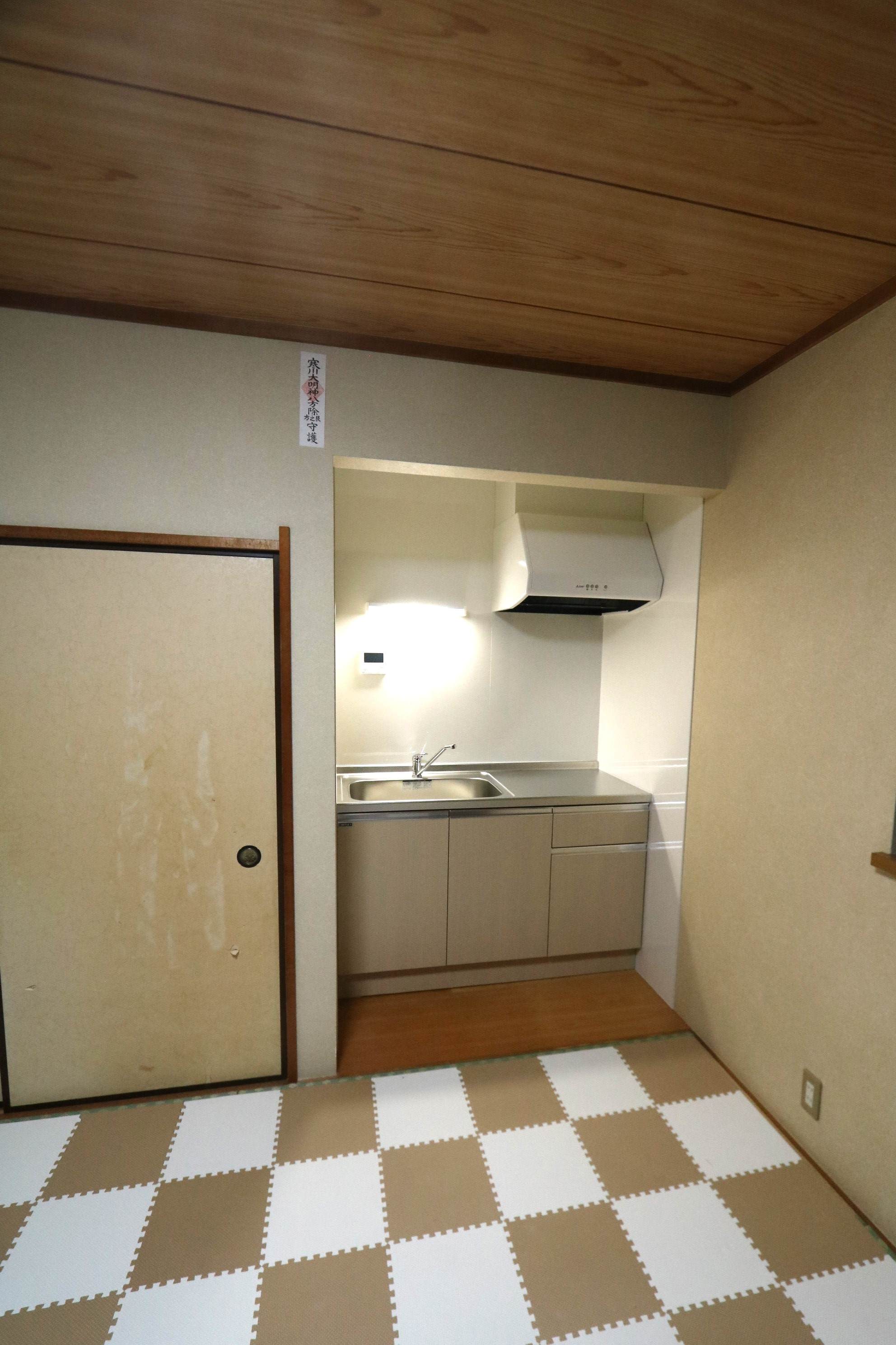 ２階の空き部屋でミニキッチンと浴室を設置
